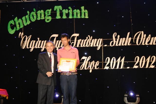 Thầy Lê Công Cơ, Hiệu trưởng Nhà trường trao giải thưởng cho thủ khoa 2011
